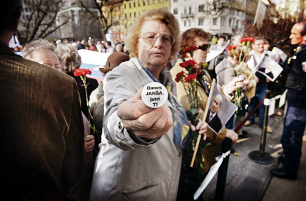 Film naj bi prikazoval tri »resnične zgodbe« o procesih zoper Janšo (na fotografiji utrinek ene izmed njih pred stavbo sodišča med procesom Patria). 