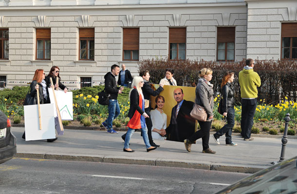 Ustvarjanje kulta osebnosti pred ljubljanskim sodiščem. Janez Janša ni več osumljenec, je  žrtev, iz padlega politika nastaja odrešitelj, iz brezupa brsti upanje.