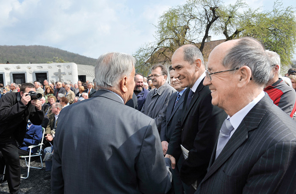 Slavnostni govorec Anton Drobnič, prvi predsednik Nove slovenske zaveze, domobranske veteranske organizacije, in najvišji gost Janez Janša, predsednik SDS, v Grahovem.