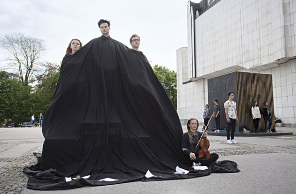 Performansa TRIGLAV: EROZIJA in MOČ BESED, Gimnazija Poljane, Transgeneracije, ploščad pred Cankarjevim domom, Ljubljana