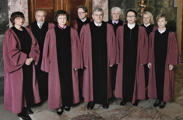 Sedanja sestava ustavnega sodišča. Na fotografiji je šest ustavnih sodnikov, ki so po mnenju strasbourškega sodišča za človekove pravice leta 2009 z svojo odločitvijo kršili svobodo govora. To so (od leve proti desni): Jasna Pogačar, Ernest Petrič, Jan Zobec (četrti z leve), Miroslav Mozetič, Mitja Deisinger in Marta Klampfer. Vsi trije sodniki, ki so leta 2009 podprli Mladino, danes niso več ustavni sodniki.