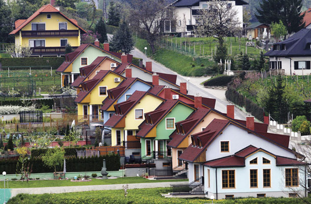 Slovenska hiša; odmislite barve, a rezultat ne bo nič boljši.