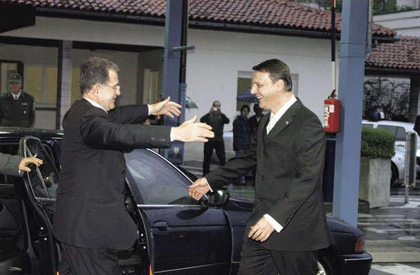 Srečanje med Tonetom Ropom, tedanjim predsednikom slovenske vlade in predsednikom Evropske komisije Romanom Prodijem na mejnem prehodu v Novi Gorici ob vstopu Slovenije v Evropsko unijo. 