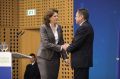 Slovo Alenke Bratušek in Zorana Jankovića po kongresu Pozitivne Slovenije na Brdu 25. aprila, kjer je v bitki za predsedniški položaj v stranki zmagal Janković, a je hkrati izgubil vojno za svojo politično kariero. Takrat še predsednica vlade pa se je otresla težkega bremena in v javnomnenjskih anketah švignila v višave