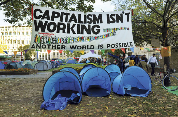“Kapitalizem ne deluje! Možen je drugačen svet.” (na fotografiji demonstracije v Londonu leta 2011) 