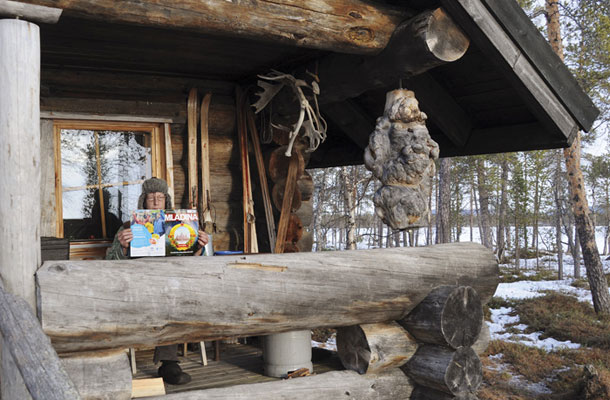 Jukka se trudi z branjem slovenščine, Laponska, Finska / Foto Zvonka