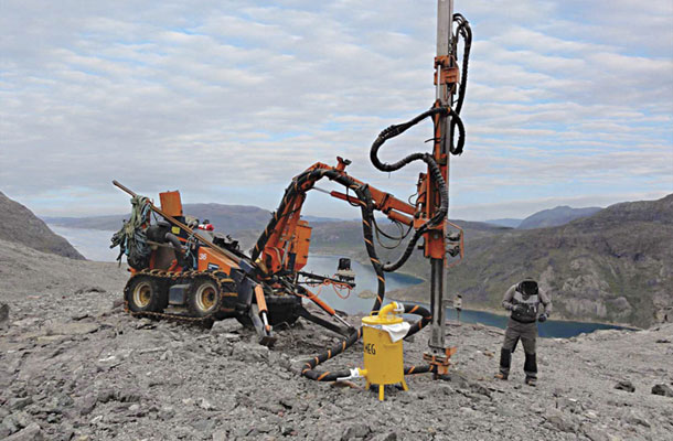 Delavec družbe Tanbreez v avstralski lasti na Grenlandiji išče nahajališča diamantov