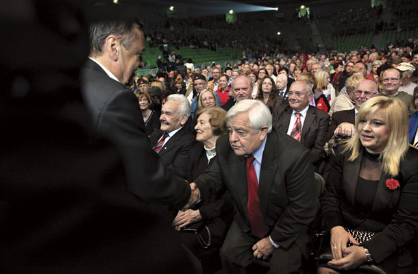 Foto tedna: Nasprotnika v boju? Zoran Janković in Milan Kučan na prireditvi »Upor! Zavezniki v boju!«, ki jo je ob dnevu upora proti okupatorju pripravila Zveza borcev, Stožice 