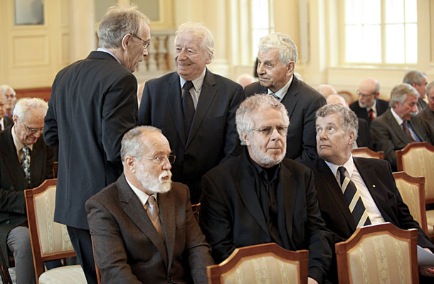 Novi predsednik SAZU Tadej Bajd (sedi skrajno desno), zraven njega Marko Marijan Mušič (njegov protikandidat) in še štirje drugi (moški) akademiki