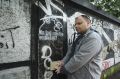 Od rojstva slepi Viki Vertačnik med prebiranjem grafita