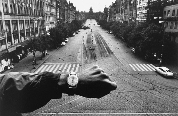 21. avgust 1968, ulica pred sedežem Nacionalnega radia v Pragi 