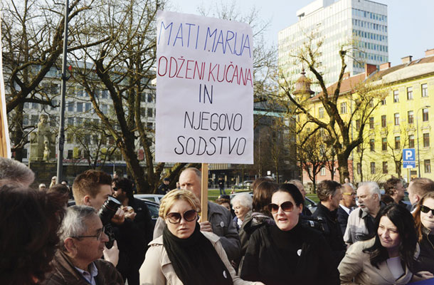 Tradicionalno nezaupanje v sodstvo: Protest pred ljubljansko sodno palačo ob javnem soočenju mnenj v zadevi Patria na Višjem sodišču 19. marca 2014