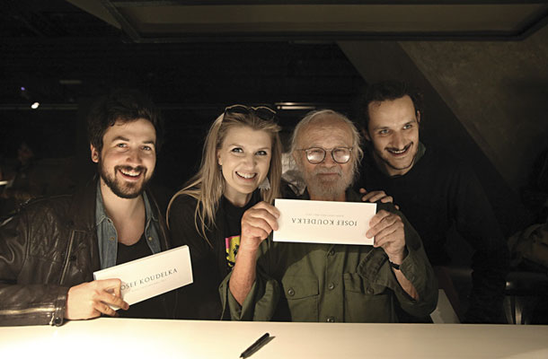 Mojster in kolegi Ciril Jazbec, Mankica Kranjec in Klemen Skubic, razstava Sledi/1991–2012 fotografa Josefa Koudelke, Galerija Jakopič, Ljubljana