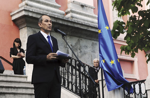 Slovenski vodja: Janez Janša na shodu v podporo Majniški deklaraciji in v podporo desnim strankam na volitvah za evropski parlament v Ljubljani, kjer ga je podprl tudi Joseph Daul, predsednik Evropske ljudske stranke, najmočnejše politične skupine v evropskem parlamentu 