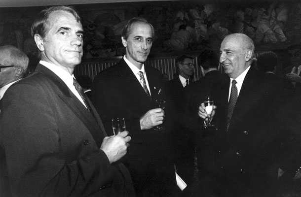 Nicholas Oman (na sredini) v državnem zboru na sprejemu po slavnostni seji leta 1995