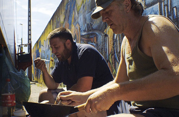 Slovenski tovornjakar (Brane Završan) v italijanskem filmu Tir (via Alberto Fasulo) cele dneve in noči preživlja na delovnem mestu, v tovornjaku. Korporaciji daje ves svoj prosti čas, svoj dopust, svojo svobodo, svoje življenje. Spi kar v službi. Kot kitajski delavci, ki spijo kar pred tovarnami – da jim ne bi kdo speljal delovnega mesta. 