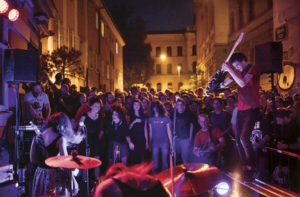 Lanski množično obiskani koncert zasedbe Repetitor pred Bikofejem