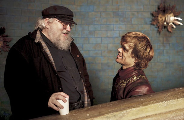 Pisatelj George R. R. Martin in odlični Peter Dinklage, ki igra Tyriona Lannisterja, na snemanju nadaljevanke Igra prestolov