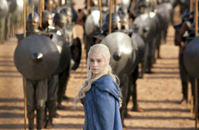 Daenerys Targaryen (Emilia Clarke) brat na začetku sage proda v zakon, a potem postane khaleesi in nato še Mati zmajev in s tem eden najvplivnejših likov 