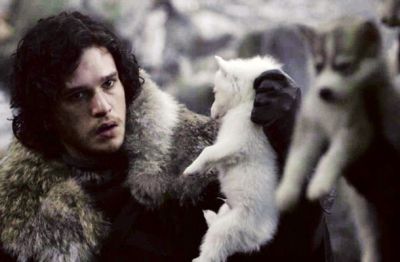Jon Sneg (Kit Harington) s svojim krvovolkom, takrat še mladičkom
