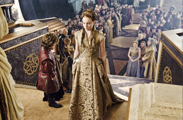 Politične konflikte se rešuje tudi s porokami sprtih družin: Tyrion Lannister (Peter Dinklage) in Sansa Stark (Sophie Turner) v Kraljevem pristanku 