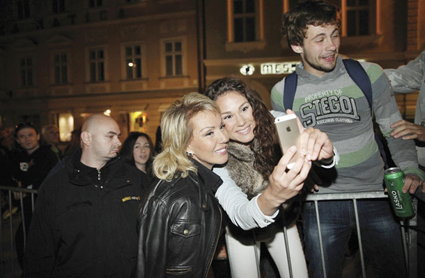 Dobrodelni koncert za pomoč žrtvam poplav v Srbiji, BiH ter na Hrvaškem, Kongresni trg, Ljubljana: Selfi Lepa Brena