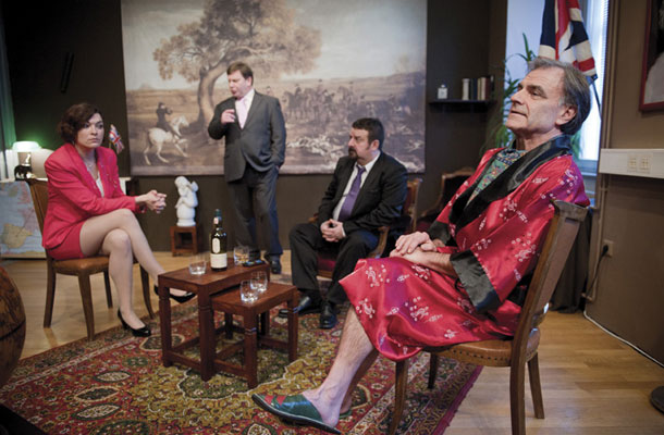 Sodnik Janez Vlaj kot veleposlanik Kumranistana v rdeči jutranji halji med predstavo Šentjakobskega gledališča »Da, gospod premier«