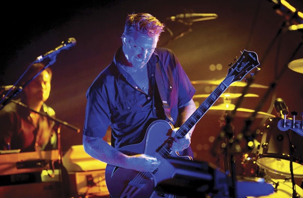 Občinstvo je skupaj z Joshem Hommom in njegovimi kolegi dve uri prepevalo, kričalo, in če bi bila streha nižje, bi jo ubrano dviganje rok verjetno spravilo s temeljev