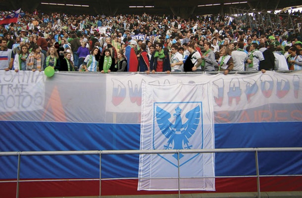 Domobranska zastava med navijači na stadionu v La Plati