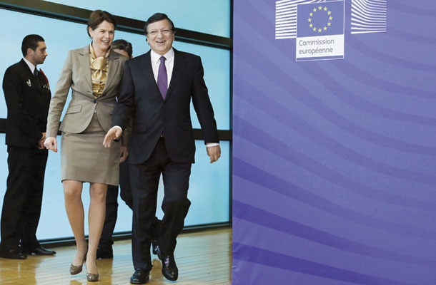 Glavni uspeh vlade Alenke Bratušek je, da trojka v Slovenijo ni prišla. Toda Slovenija je danes država, od katere Evropska komisija zahteva privatizacijo; drugod to pogojuje le trojka.