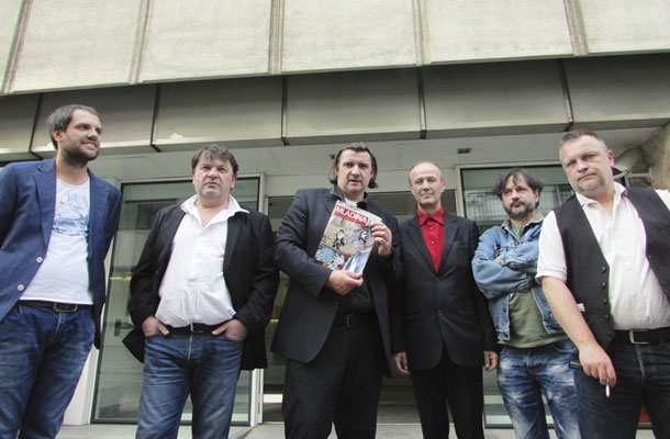 Simončič , Buh, Smiljanić,  Dobrila, Sitar, Jaušovec, slovenska strip delegacija pred veleposlaništvom v Bruslju / Foto Štef Bartolić