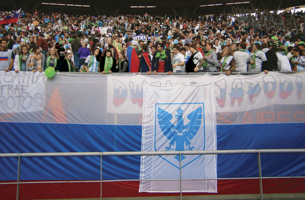 Domobranska zastava med navijači na stadionu v La Plati 