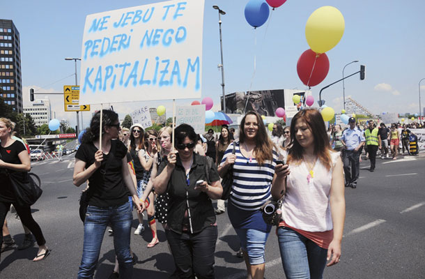 Lanska parada ponosa. Letošnja potek pod geslom »Ja, in?«. Zbor udeležencev povorke po mestu bo na Metelkovi, v soboto, 14. junija ob petih popoldne. Osrednji program se bo začel dve uri kasneje na Trgu francoske revolucije. 