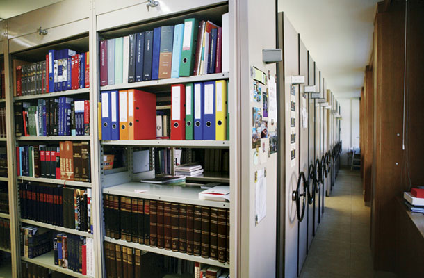 Zaprto-odprte police knjižnice v državnem zboru 