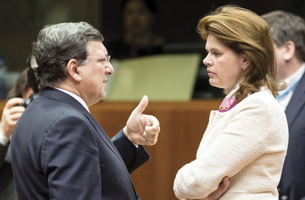 Alenka Bratušek med pogovorom z predsednikom evropske komisije Manuelom Barrosos na srečanju Sveta Evrope