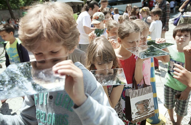 Z ogledali so otroci odkrivali svet z drugačnimi očmi