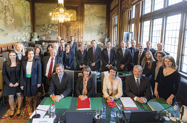 Slovenska delegacija na arbitražnem sodišču skupaj z nasmejanim ministrom za zunanje zadeve Karlom Erjavcem 