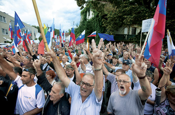 Zvesti Janševo privrženci med »obredom poslavljanja« kakšno uro preden se je Janez Janšo začasno preselil na Dob