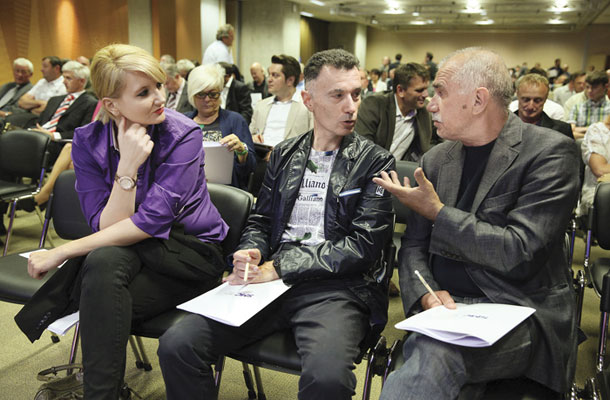 Ustanovni kongres SMC. Člana izvršilnega odbora stranke, odvetnica Vesna Györkös Žnidar, profesor na Fakulteti za varnostne vede Bojan Dobovšek in kandidat za poslanca, kriminalistični psiholog Peter Umek.  