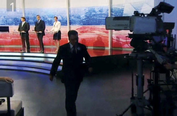 Zvonko Černač v sedemnajsti minuti zapušča prvo predvolilno tekmo