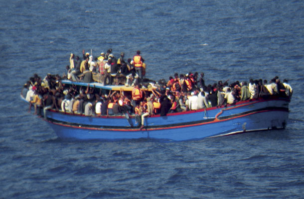 Čoln, poln migrantov, na katerem so odkrili 30 trupel 