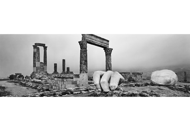 Josef Koudelka: Herkulov tempelj, Citadela v Amanu, Jabal al-Qal’a, Jordanija (2012). Na ogled v Jakopičevi galeriji v Ljubljani.