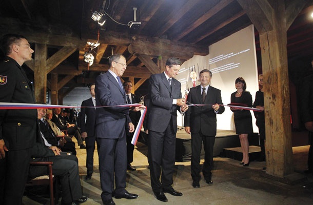 Otvoritev še nezgrajenega Muzeja nacističnega taborišča za sovjetske vojne ujetnike. Na fotografiji Borut Pahor, Sergej Lavrov in Karl Erjavec.