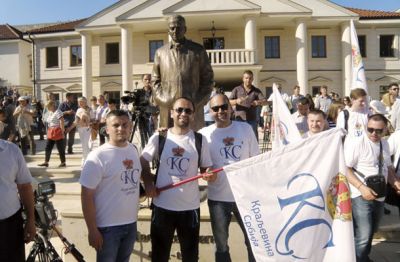Ob otvoritvi so se pod spomenikom edinemu dobitniku Nobelove nagrade za književnost z območja bivših Jugoslovanov kameram nastavljali častilci kraljevine Srbije