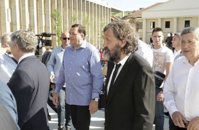 Kusturici je na otvoritvi asistiral predsednik srbske entitete v Bosni in največji darovalec denarja za Kamengrad Milorad Dodik