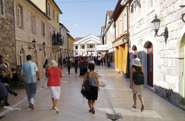 Glavna ulica Kamengrada spominja na dubrovniški Stradun