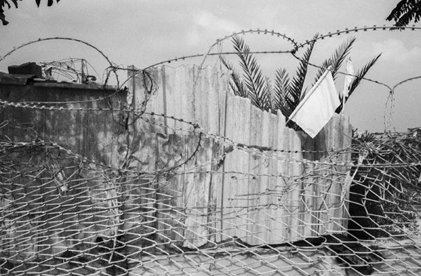 Bela zastava, izobešena na ostankih kmetije v Rafi, na jugu Gaze