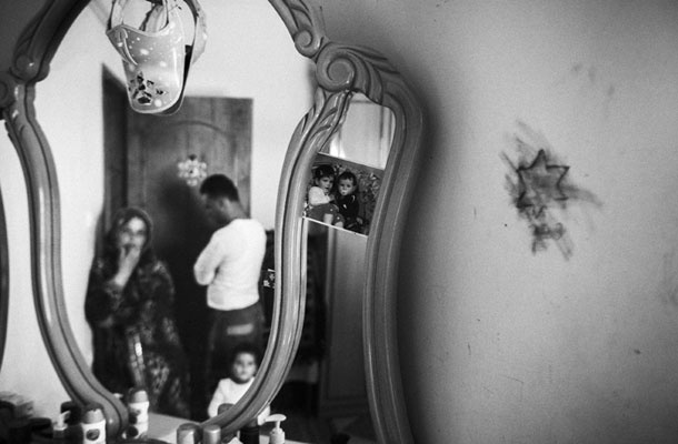 Davidova zvezda na steni spalnice družine Kudaih je nastala med izraelsko zasedbo njihove hiše, med vojno leta 2008. Družina je iz hiše pobegnila dan pred okupacijo.