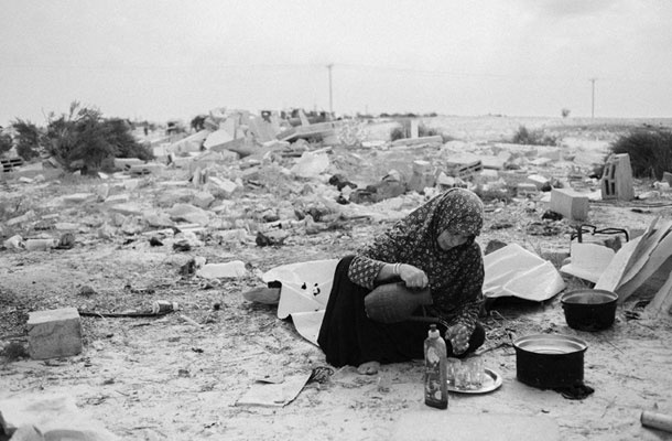 Ghanma Jbara pripravlja čaj, na ruševinah svoje hiše. Kljub vojaški okupaciji ni hotela zapustiti porušenega doma in je bila dva tedna obkoljena z izraelsko vojsko, dostop do nje pa je imel samo Rdeči križ, ki jo je oskrboval z osnovnimi potrebščinami.