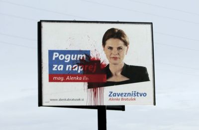  ZaAB: višinski podvig – glede na to, da je jumbo plakat nekaj metrov nad tlemi, je bilo treba barvo zalučati ravno prav visoko in v natančnem loku, da je brizgnila na ustrezno mesto; rezultat je vreden finalnega prizora v filmu Carrie. (Cesta Boštjana Hladnika) 